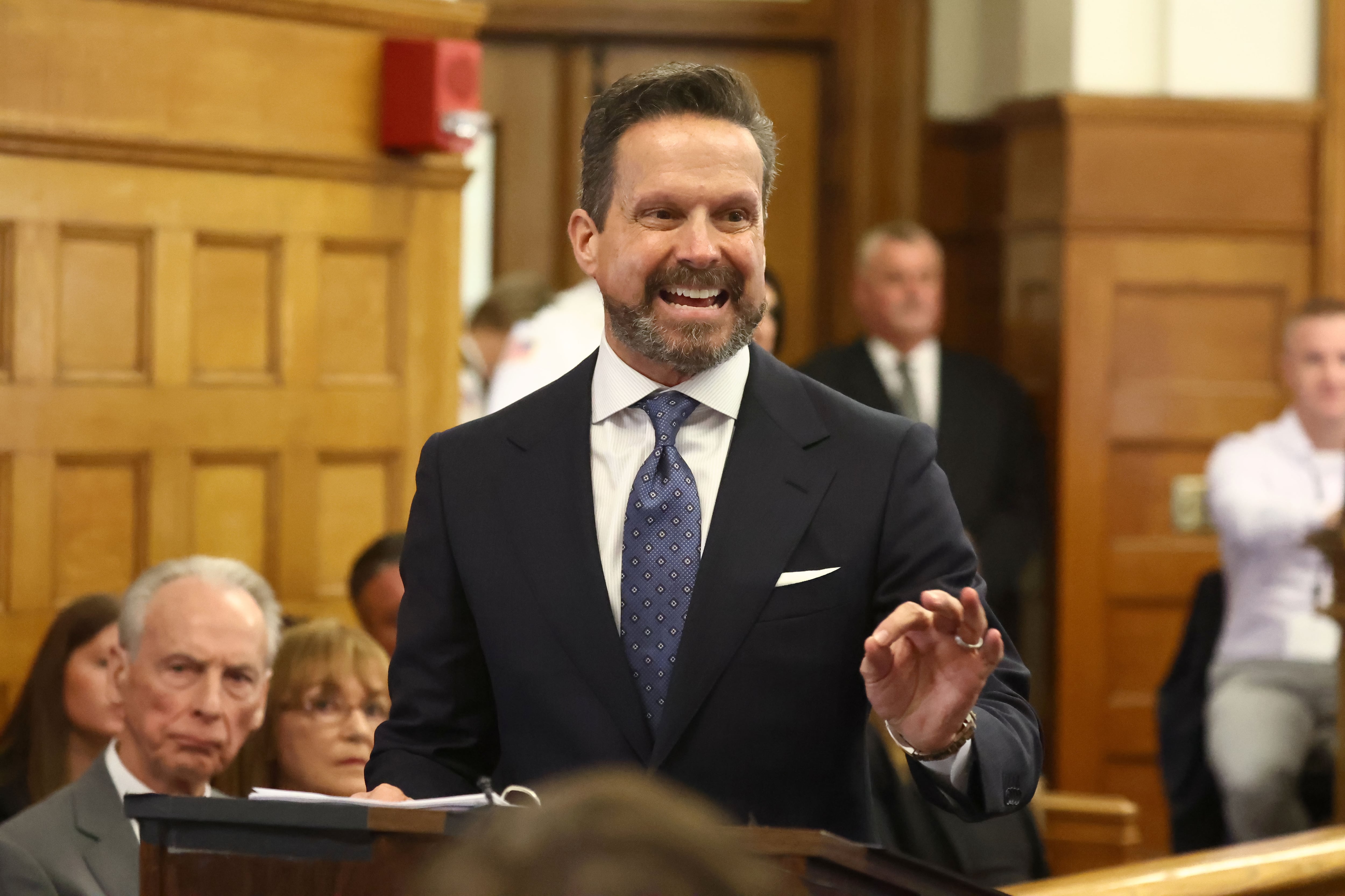 ¿Quién es el famoso abogado que defiende a Nick Reiner por el presunto asesinato de sus padres y quién paga por sus honorarios?