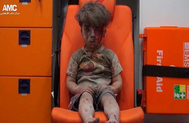Pequeño sobreviviente.  Omran Daqneesh, de 5 años, resistió el bombardeo sobre un barrio opositor en la ciudad de Alepo, Siria, el cual dejó otros cuatro niños heridos. Su cuerpo cubierto de polvo, su rostro ensangrentado y su desorientación conmovieron al mundo y quedaron como un potente símbolo del interminable dolor causado por la guerra civil que ha matado a más de 300.000 personas y ha desplazado a casi 7 millones en ese país. 
