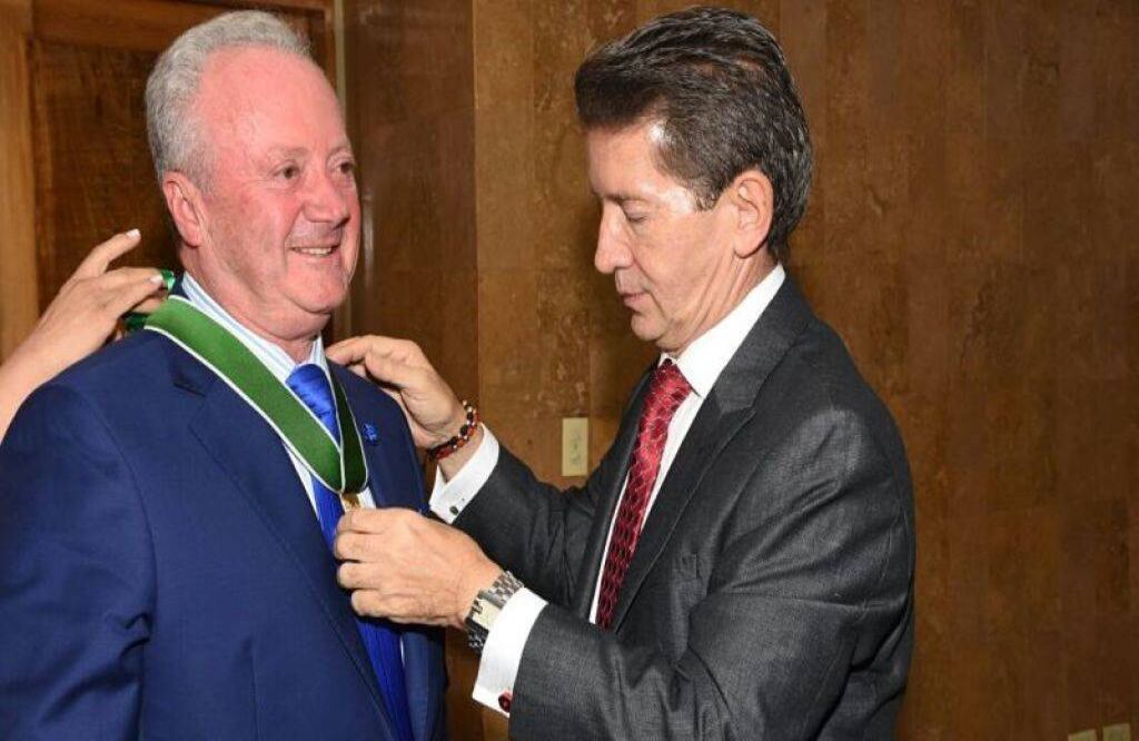 2016: El empresario Arturo Calle fue condecorado como reconocimiento a la vida de un hombre que cumple 50 años al frente de su marca, caracterizada por un gran liderazgo, emprendimiento empresarial y buen ejemplo de servicio a la sociedad.