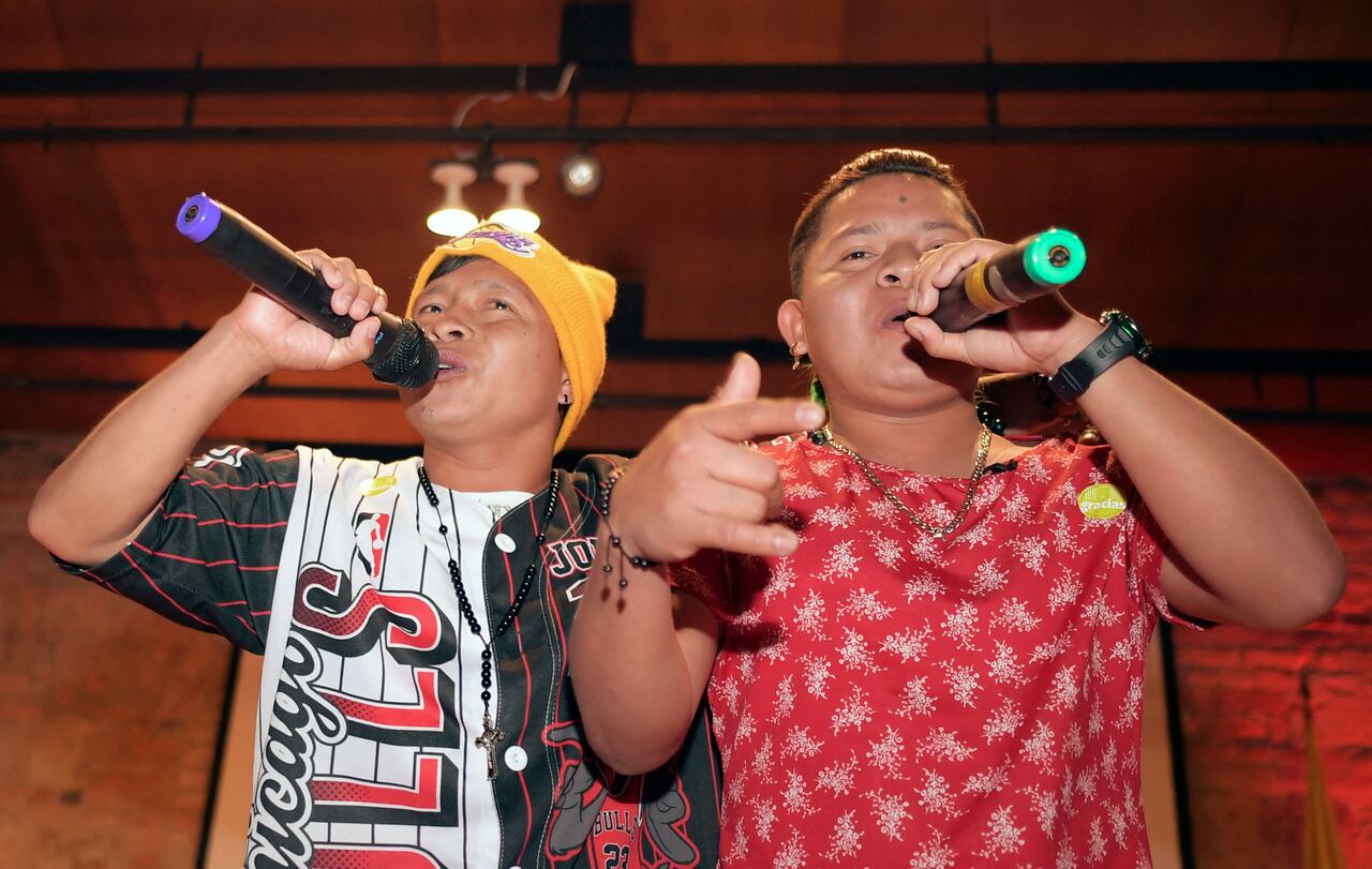 Gonzalo y Walter Queragama, en un concierto de hip hop, en Bogotá, el pasado 18 de marzo. Estos hermanos rapean, en lengua Embera, sobre la violencia que los desplazó de sus territorios ancestrales. Fotos: Daniel MUNOZ / AFP.