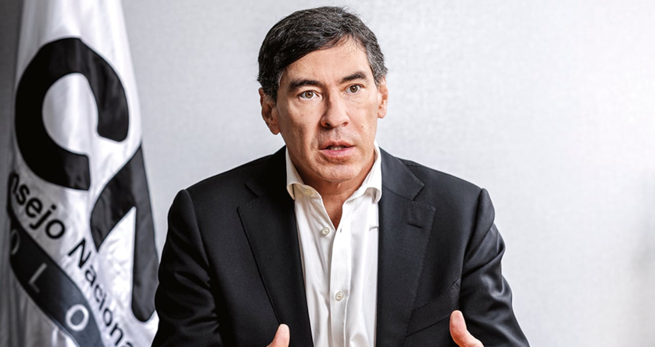 El magistrado Álvaro Hernán Prada denunció que sus perros fueron envenenados en el Huila y la yegua de sus hijos murió por una puñalada. Las autoridades investigan.