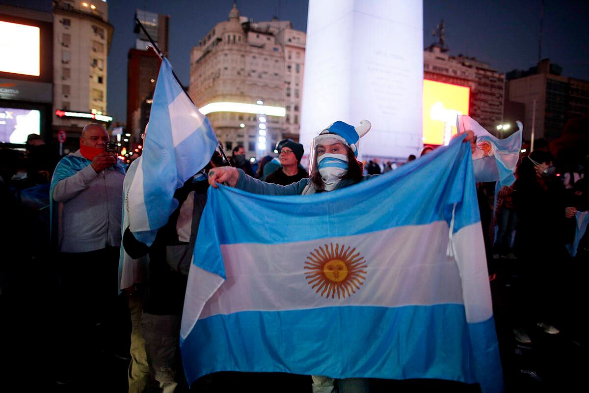 Una mujer protesta contra las políticas de cuarentena del gobierno para contener el coronavirus en Buenos Aires, Argentina, el lunes 17 de agosto. Los manifestantes dijeron que consideran las restricciones como una violación de su libertad personal. Foto: Natacha Pisarenko / AP