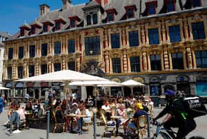 Personas disfrutan comida en un restaurante al aire libre en Lille, Francia, el miércoles, 9 de junio del 2021.  (AP Foto/Michel Spingler)