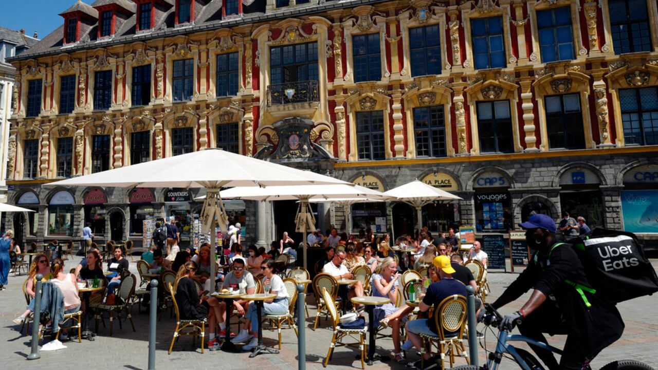 Según las autoridades sanitarias francesas, la tasa de incidencia también se disparó al llegar a 1.200 casos por 100.000 habitantes en la región de París (Isla de Francia).