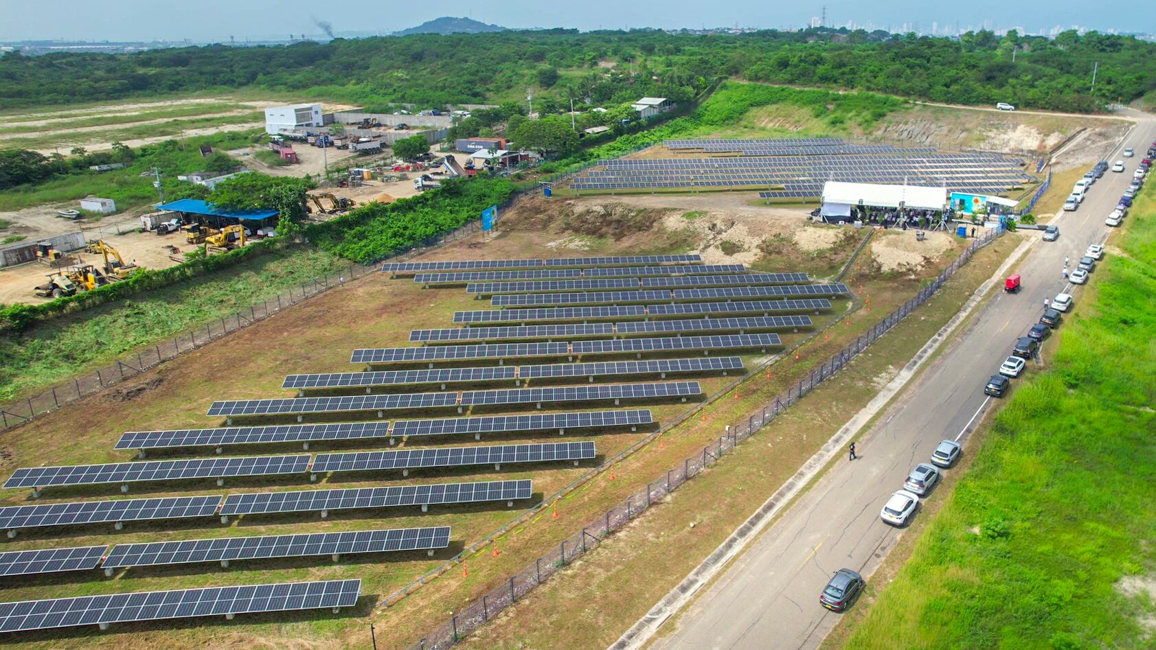 UTB Solar es la granja fotovoltaica universitaria más grande de Colombia. Genera el 49 por ciento de la energía que consume la institución en uno de sus campus.