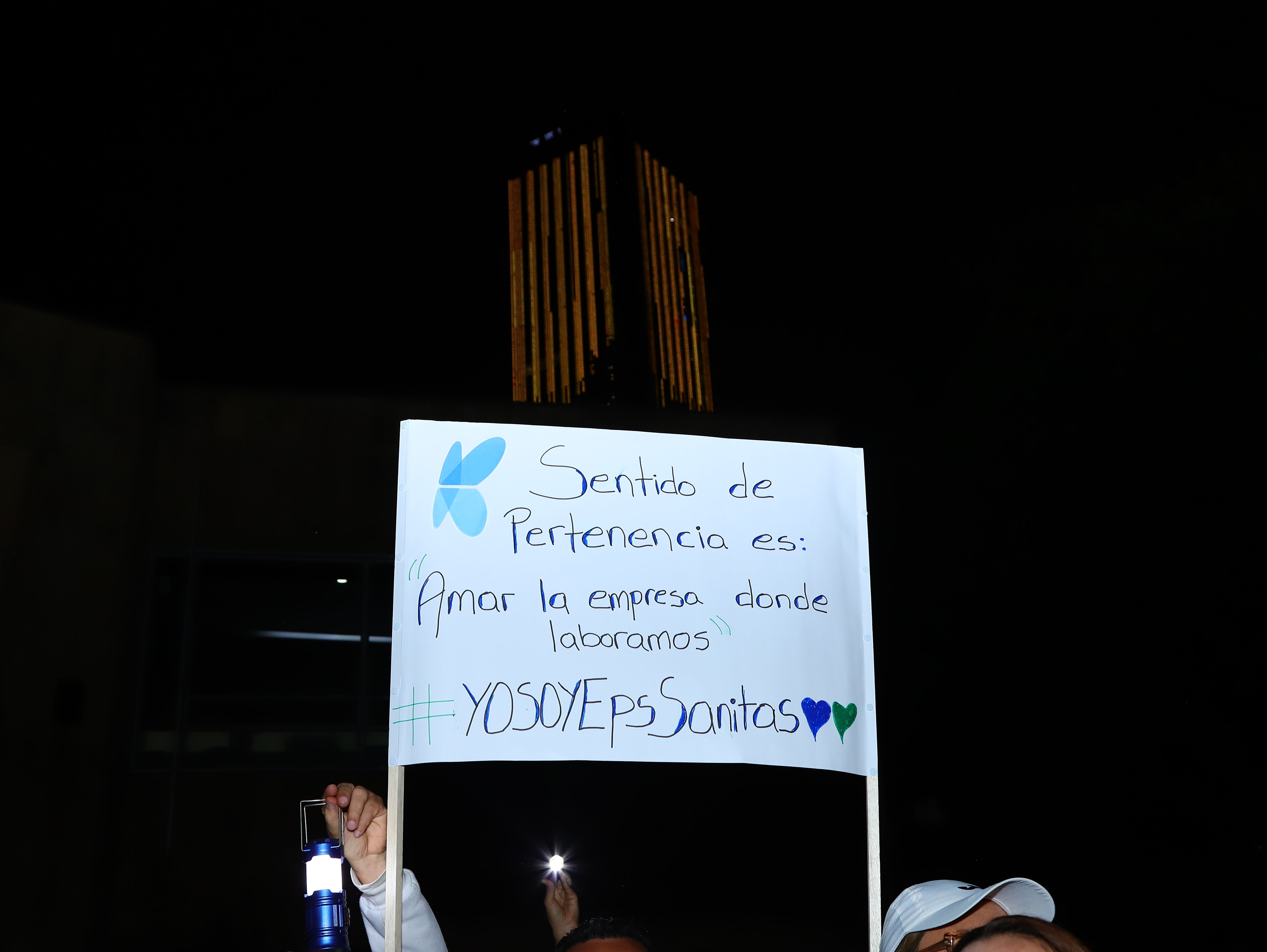 Protesta de funcionarios y usuarios de EPS Sanitas.