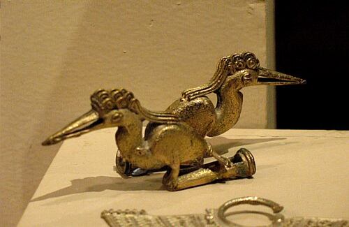 Pieza zoomorfa de la región del Sinú, elaborada con la técnica de la tumbaga (oro y cobre)