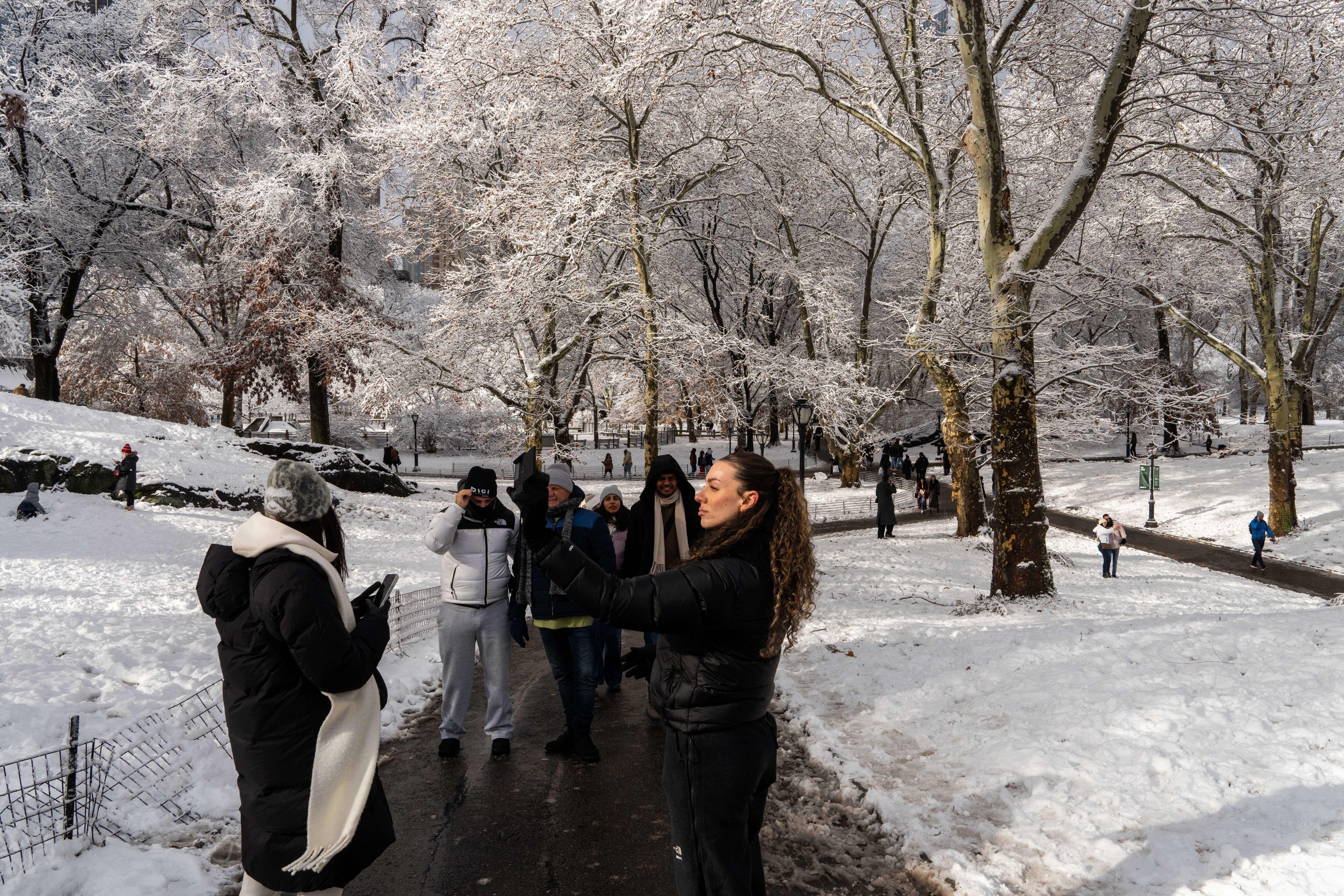 Una persona se toma una selfie en Central Park después de una nevada, el domingo 14 de diciembre de 2025, en Nueva York. (Foto AP/Adam Gray)