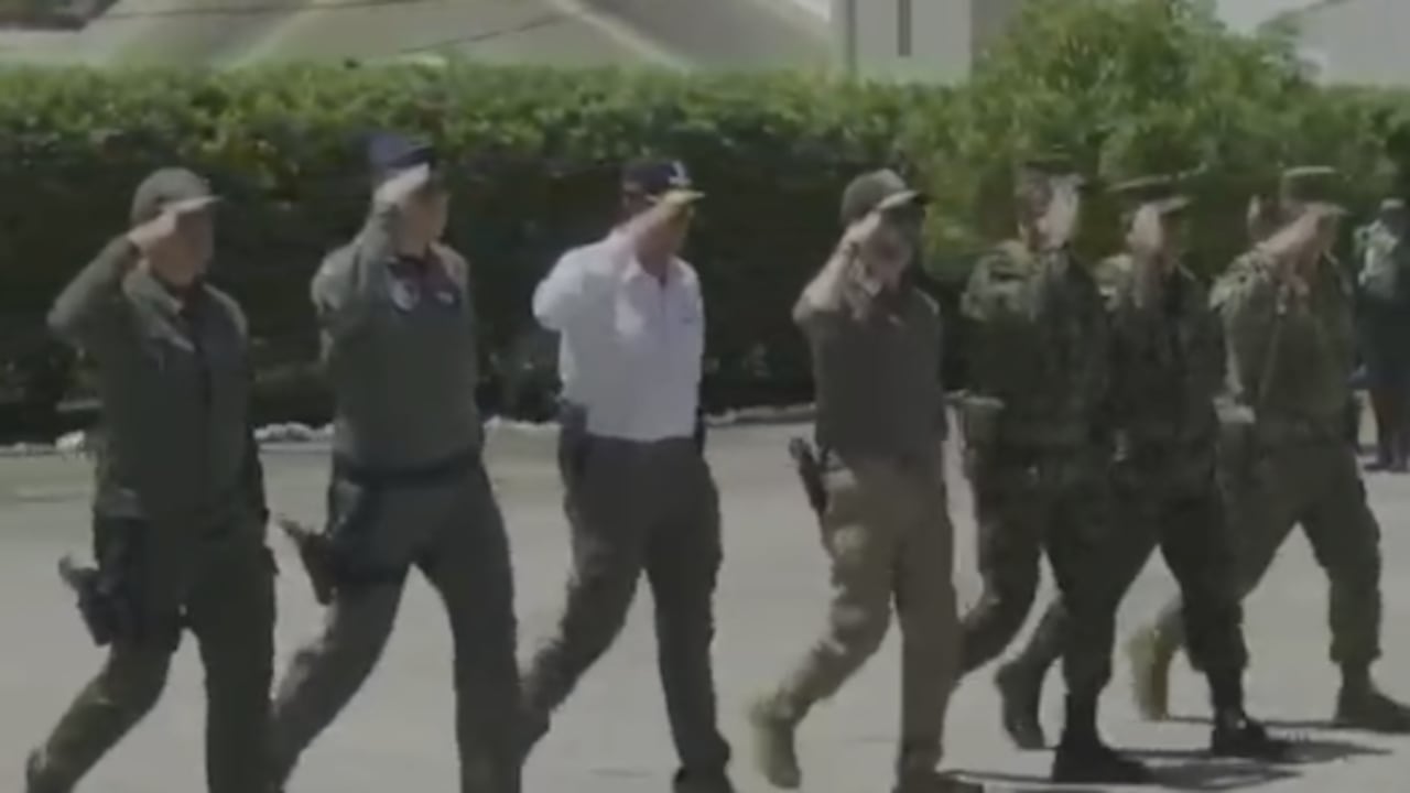 El ministro de Defensa (camisa blanca), general (r), Jorge Mora, apareció armado durante una ceremonia militar en Valledupar, Cesar.