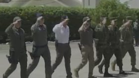 El ministro de defensa (camisa blanca), general (r), Jorge Mora, apareció armado durante una ceremonia militar en Valledupar, Cesar.