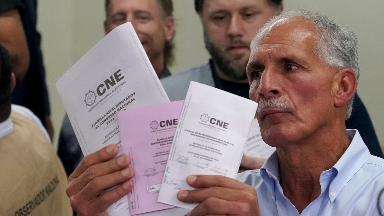 Honduras presidential candidate of the National Party Nasry Asfura walks to cast his vote in Tegucigalpa on November 30, 2025. Hondurans voted for president on Sunday amid threats by US President Donald Trump to cut aid to the country if his preferred candidate loses. (Photo by Johny MAGALLANES / AFP)