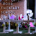 Las flores se colocan en un memorial improvisado fuera de la Escuela Primaria Robb en Uvalde, Texas, el 25 de mayo de 2022.