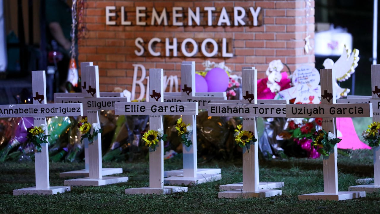 Las flores se colocan en un memorial improvisado fuera de la Escuela Primaria Robb en Uvalde, Texas, el 25 de mayo de 2022.