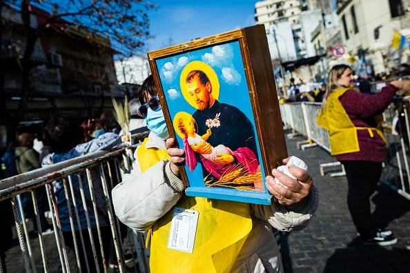 Un santo que fue un presbítero italiano, fundador de la Orden de Clérigos Regulares Teatinos.