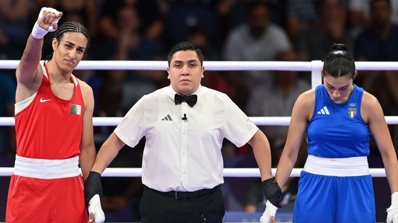 Imane Khelif (de rojo) durante el partido de la ronda preliminar de 66 kg femenino contra Angela Carini de Italia (de azul) en el sexto día de los Juegos Olímpicos de París 2024 en el North Paris Arena el 01 de agosto 2024 en París, Francia.