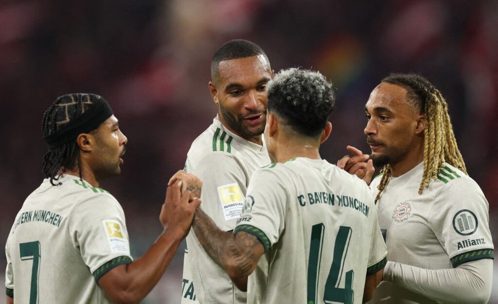 Jonathan Tah charla con Luis Díaz luego de una acción de gol. AFP.