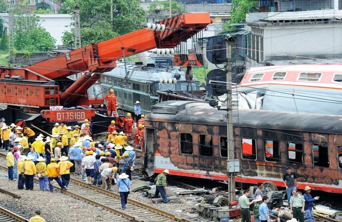 Lunes, 29 de junio de 2009. Trabajos de rescate en el choque de dos trenes en la estación del ferrocaril en Chenzhou, China del Sur. AP