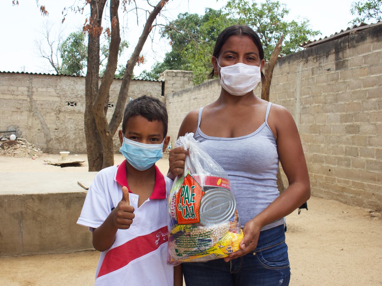 A través de ‘PAE en casa’ se entregan alimentos para preparar en casa y raciones listas para consumir a padres, madres o acudientes.
