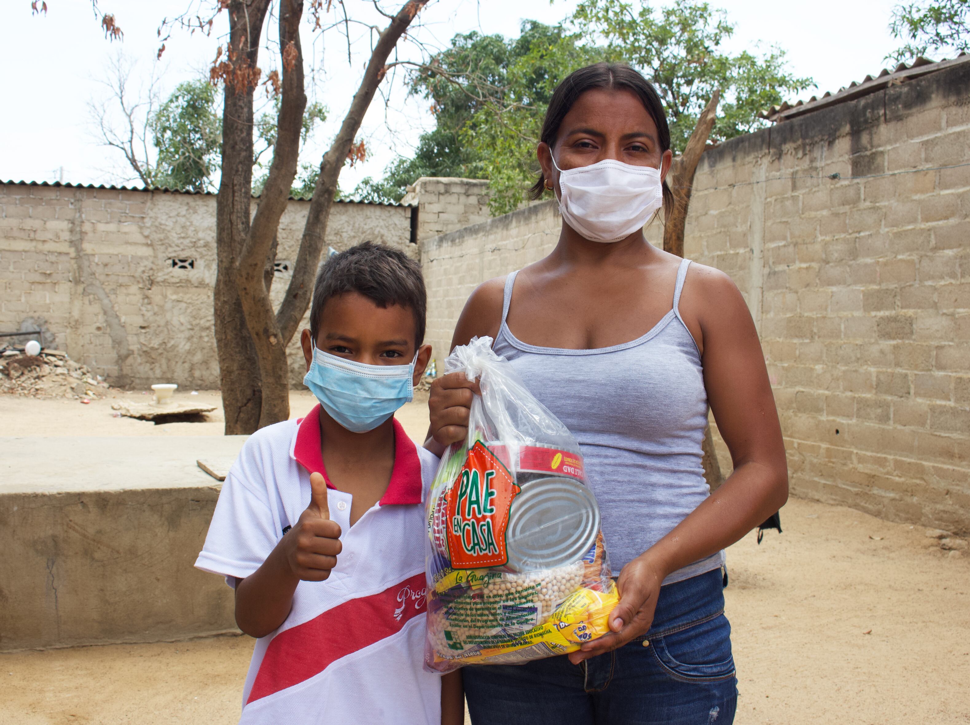 A través de ‘PAE en casa’ se entregan alimentos para preparar en casa y raciones listas para consumir a padres, madres o acudientes.