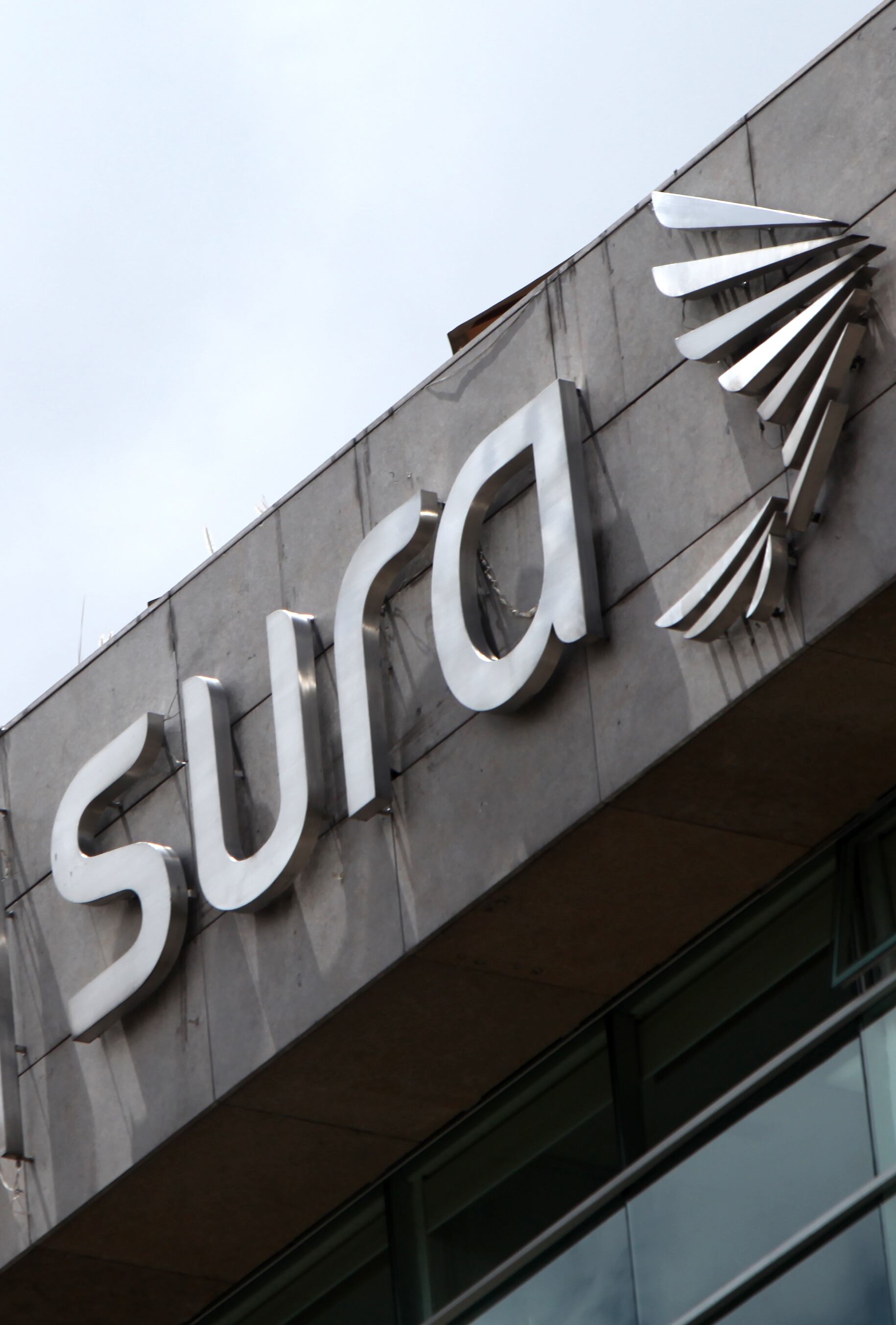 Encuentre todas las ofertas laborales disponibles en Sura, consultando el portal de empleos de Semana, ingresando en: https://www.semana.com/empleos/