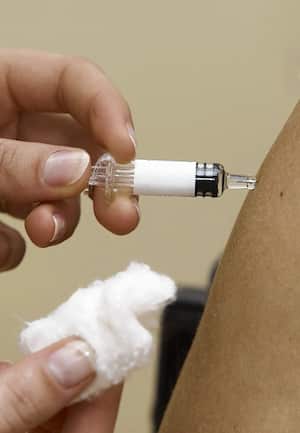 La vacuna contra la bacteria de la meningitis puede salvarle la vida.