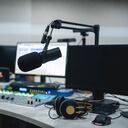 En 2009 el locutor también tuvo que salir del país.