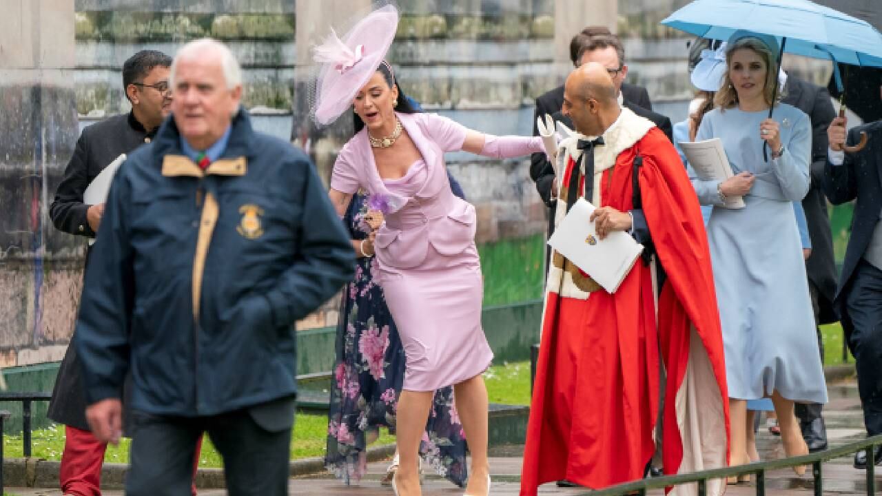 Katy Perry abandona la abadía de Westminster tras la ceremonia de coronación del rey Carlos III.