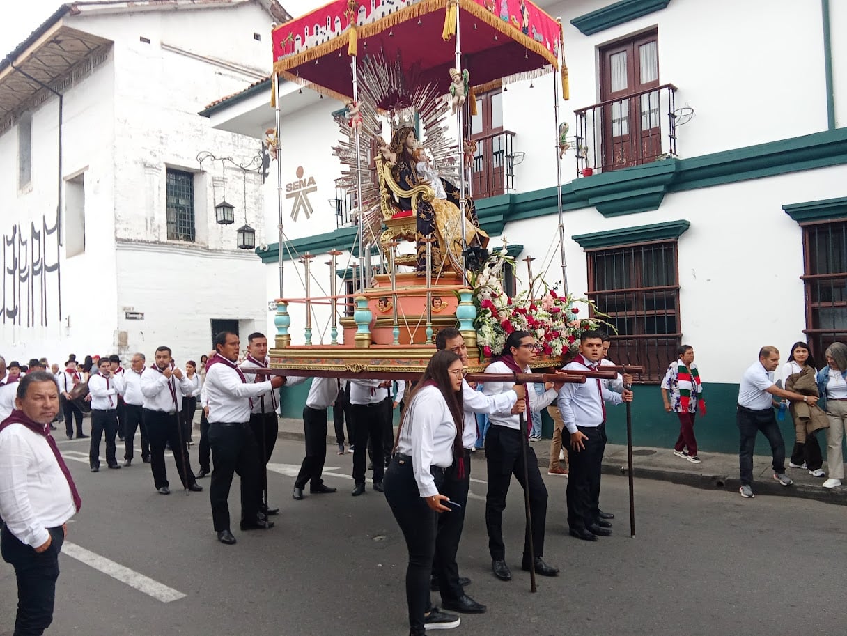 María y José bajan acompañados por un hermoso séquito integrado por: El Ángel de Nazaret, El Arcángel Uriel “Luz de Dios”, El Arcángel Rafael “El Divino Curador”, El Arcángel Miguel “Quién como Dios”, San Zacarías, San Joaquín “Preparación del Señor”, Santa Ana “La Llena de Gracia” y El Arcángel Gabriel “Héroe de Dios”. La Peregrinación se hace por las calles de la “Ciudad Blanca”, reabriendo el camino de la fe, las bellas costumbres y las más preciadas tradiciones.