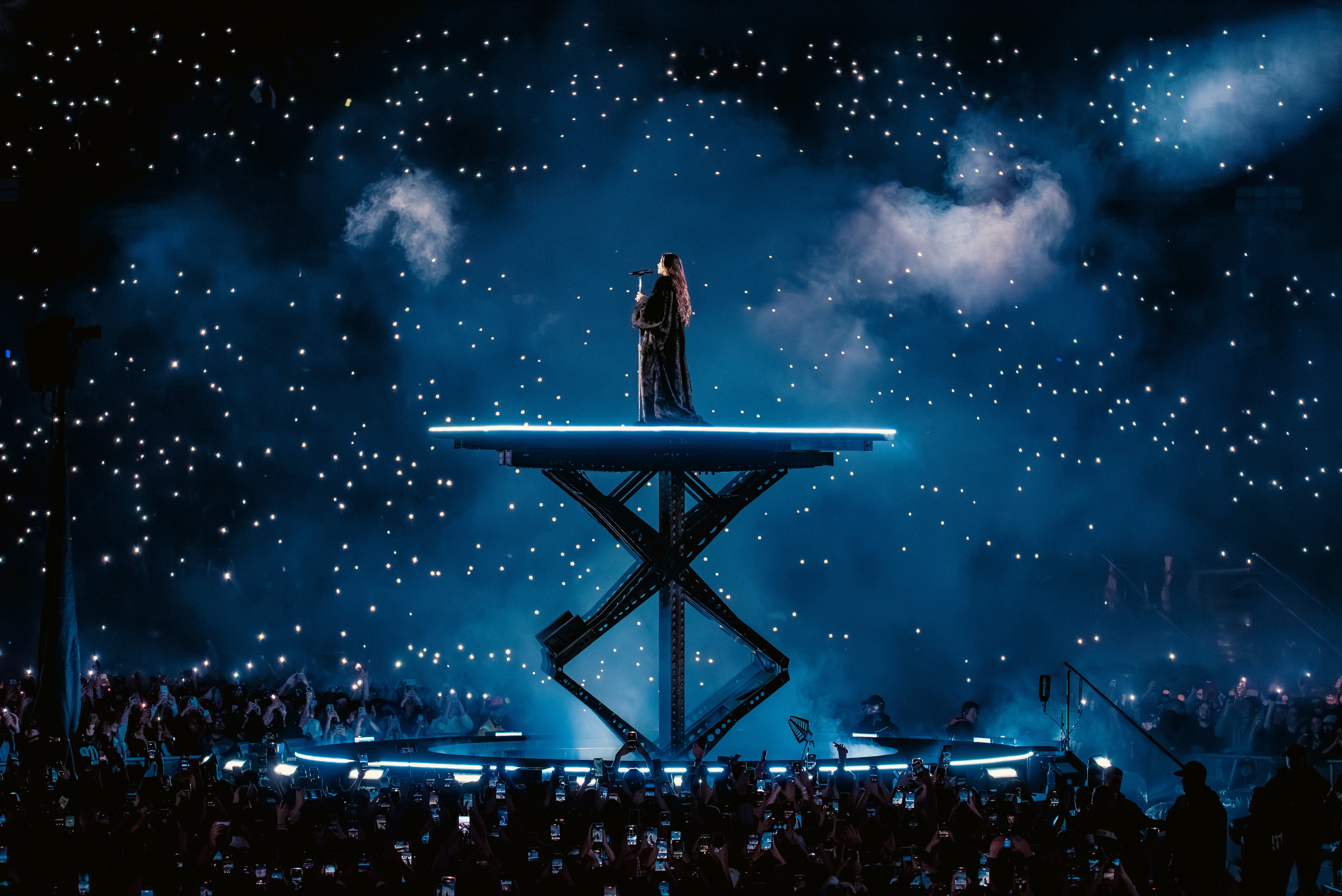 Dua Lipa en concierto en el Estadio El Campín de Bogotá, la noche del 28 de noviembre de 2025.