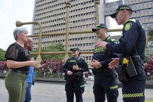 Tras el anuncio del Alcalde Alejandro Eder de que la policía se tome las calles de la ciudad, se puede observar la presencia de la fuerza pública en las calles de la ciudad e interactuando con los caleños.