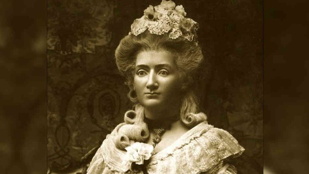 Aunque a duras penas sabía leer o escribir en francés y llegó a Inglaterra sin saber inglés, triunfó.