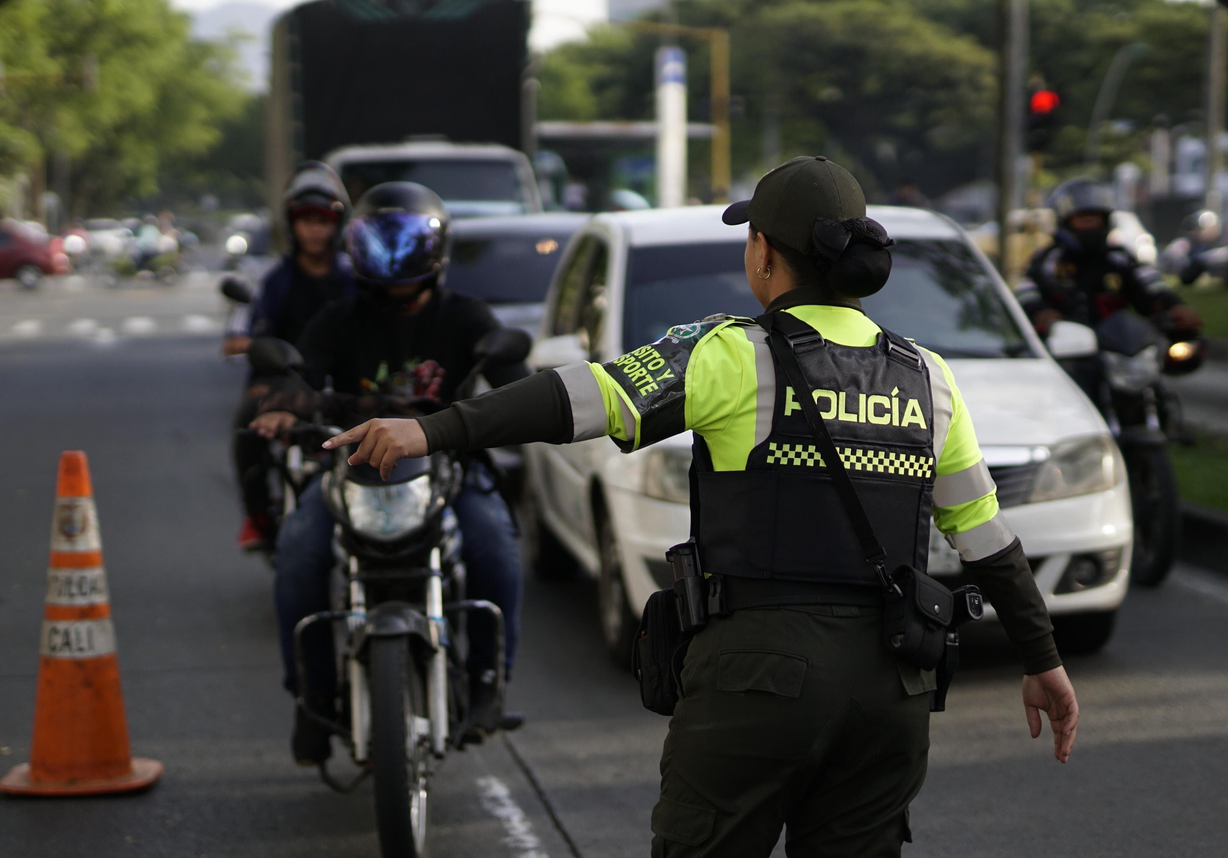 Operativos con los nuevos policias de transito. Del convenio con DITRA, en el sur de Cali. Foto Jorge Orozco / El País.