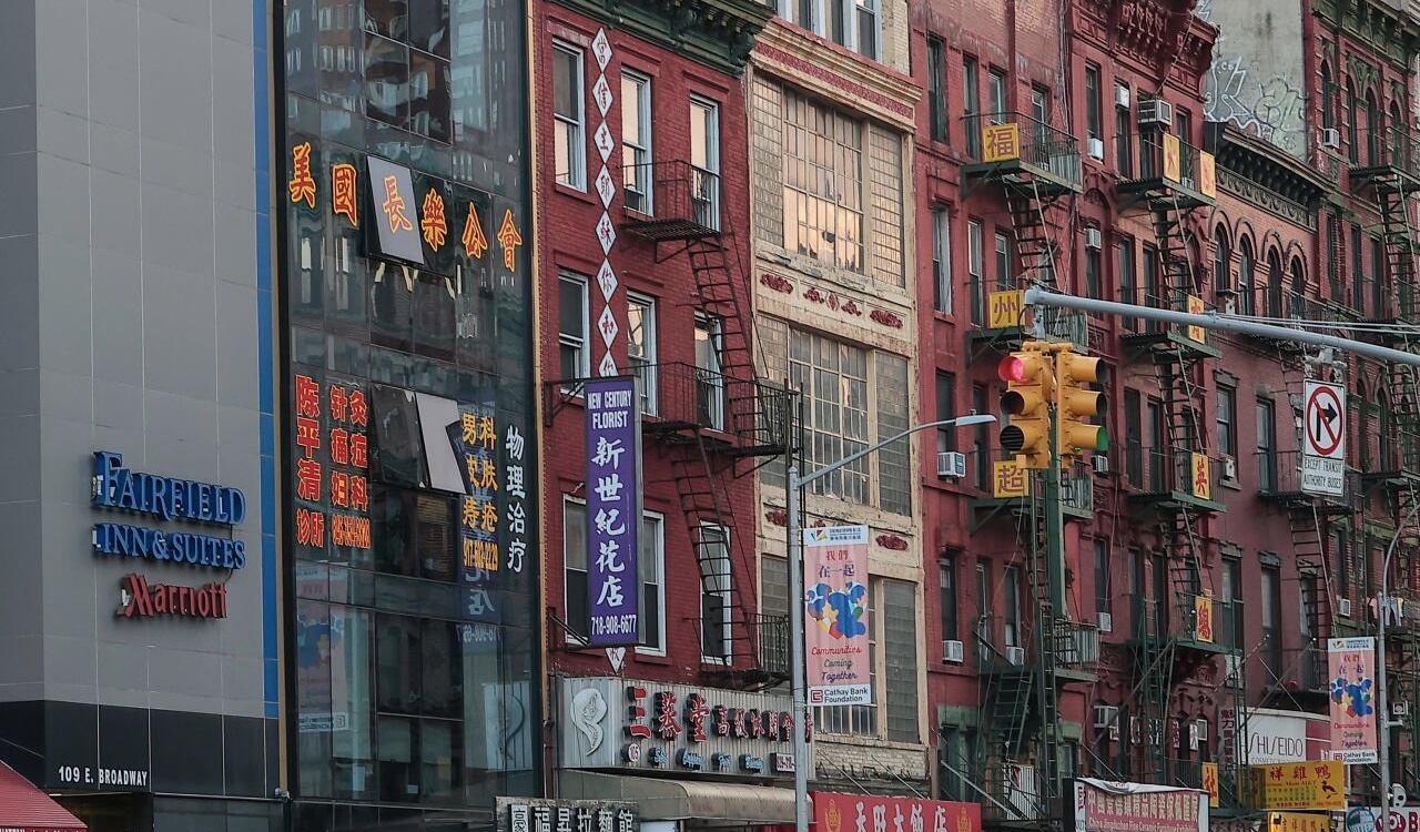 La oficina, que no estaba registrada como requiere el gobierno de Estados Unidos, ofrecía servicios como la renovación de licencias de conducir emitidas por China, dijo Breon Peace, fiscal federal de Brooklyn.