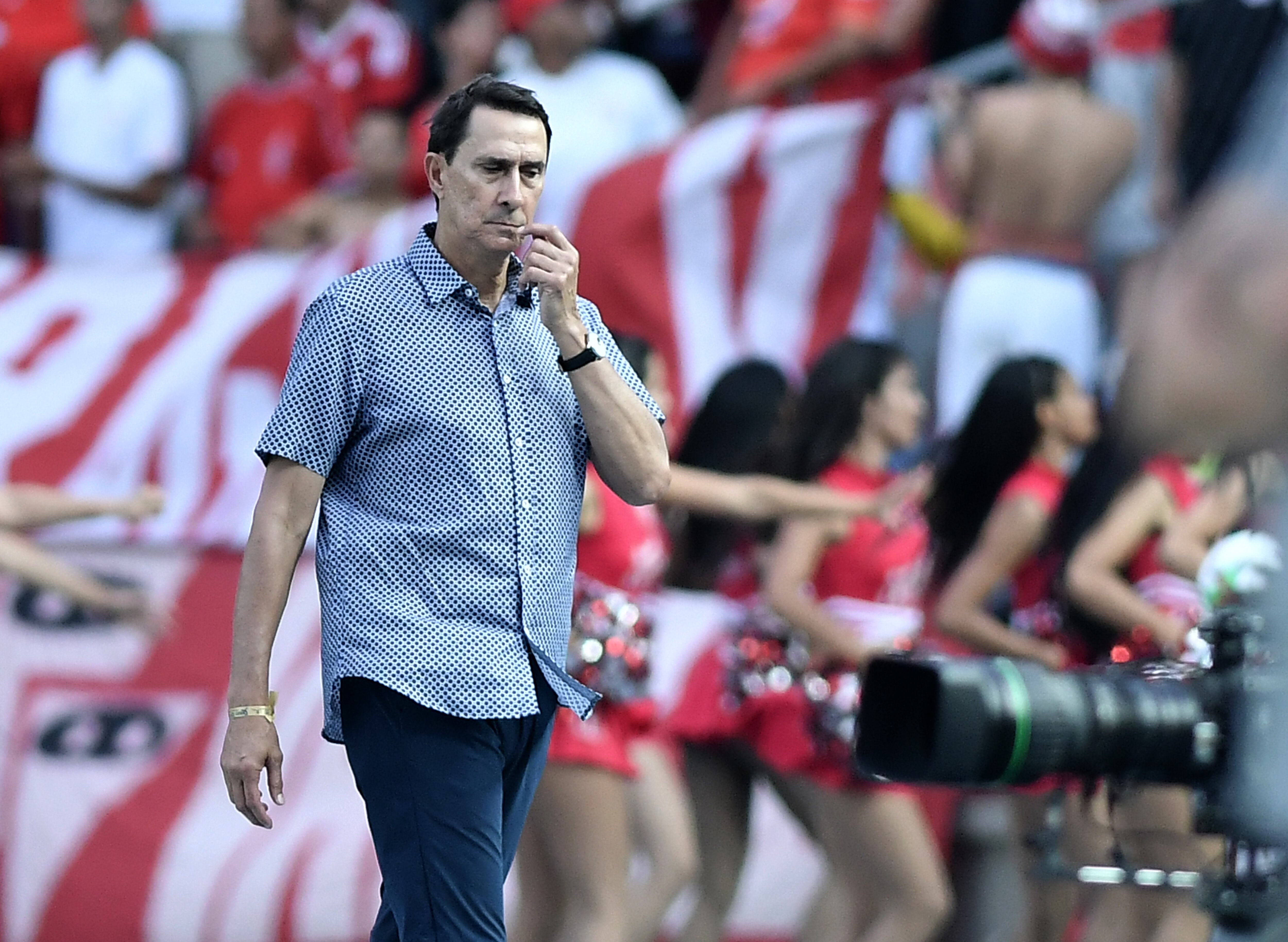 CALI, COLOMBIA - FEBRUARY 15: Alexandre Guimaraes coach of America de Cali gestures during a match between America de Cali and Independiente Medellin as part of Liga Betplay at Estadio Pascual Guerrero on February 15, 2020 in Cali, Colombia. (Photo by Gabriel Aponte/Vizzor Image/Getty Images)