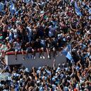 Los hinchas, aglomerados en las calles, esperan el paso de los campeones