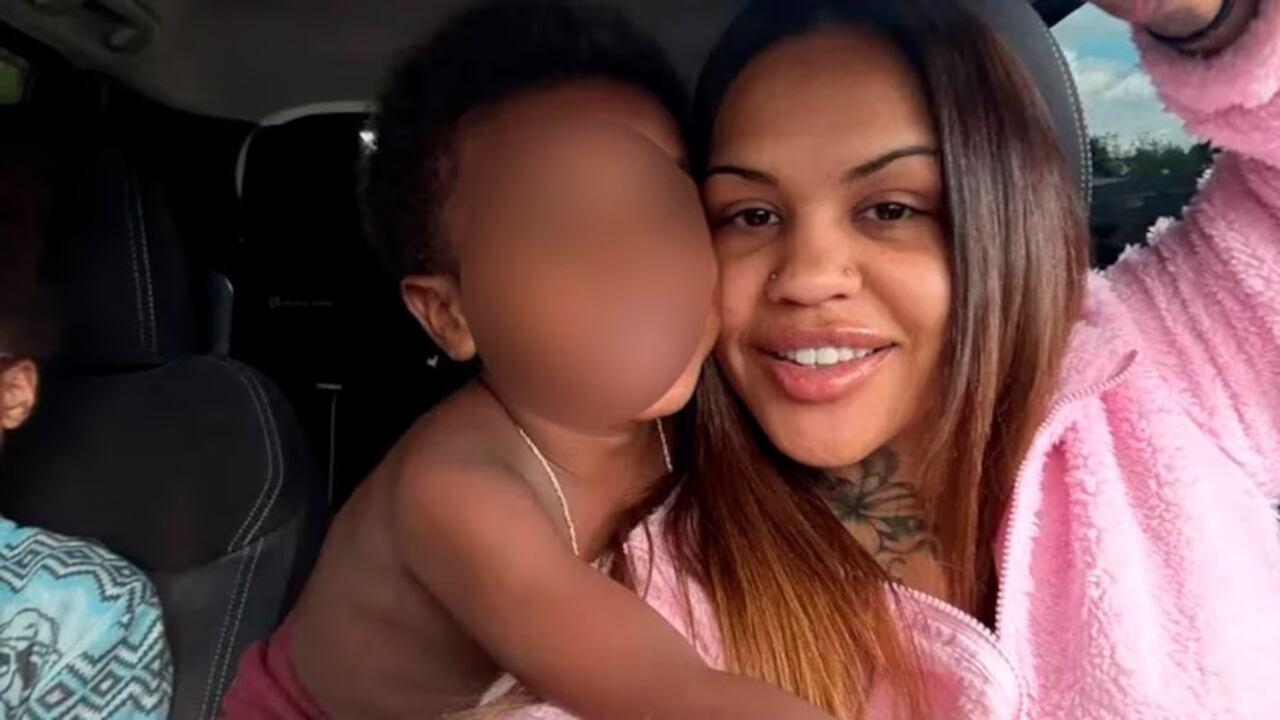 Keiara Bickett y su hijo.