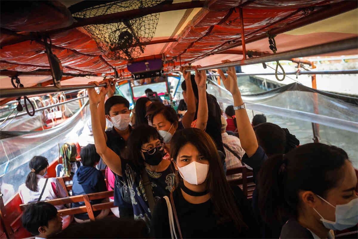 En Bangkok, pasajeros usan máscaras protectoras, mientras se encuentran en el ferry, el 5 de febrero de 2020. Hasta el momento, Tailandia ha registrado 25 casos del coronavirus. Foto Vivek Prakash/ AFP.