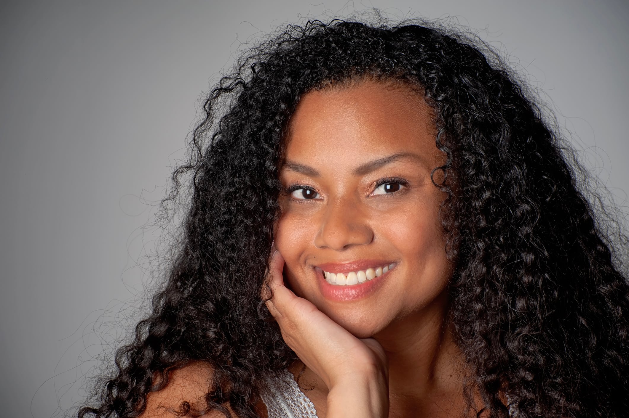 Los tonos cálidos como el avellana y el cobrizo pueden agregar luminosidad y calidez al rostro de una morena, realzando su belleza natural de manera sutil pero impactante.