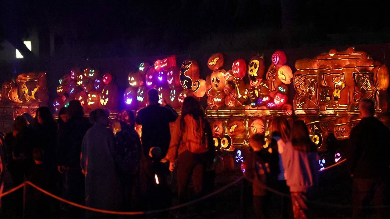 Los visitantes caminan por Nights of the Jack, una experiencia inmersiva de Halloween, en el King Gillette Ranch.