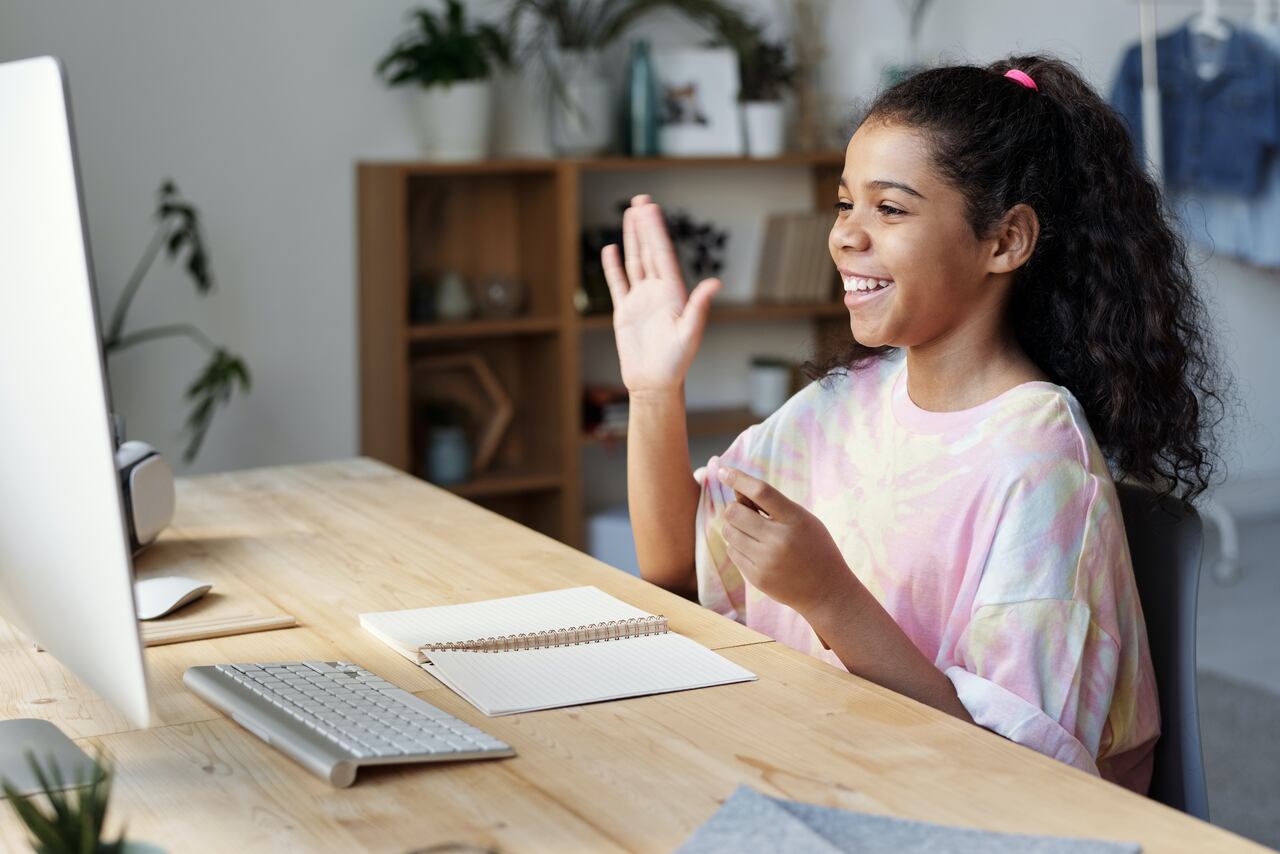 Niña aprendiendo y jugando online