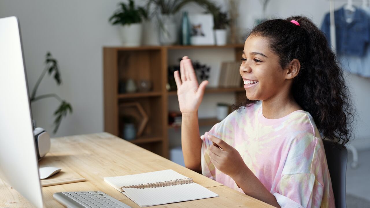 Casita de Artistas, una App que cuenta con la participación de 10 artistas diferentes, todos maestros de las artes plásticas en el país, cuya vida y obra se despliega mientras los niños exploran la herramienta.
