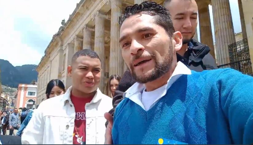 Hombre abordó e insultó a Polo Polo a las afueras del Congreso.