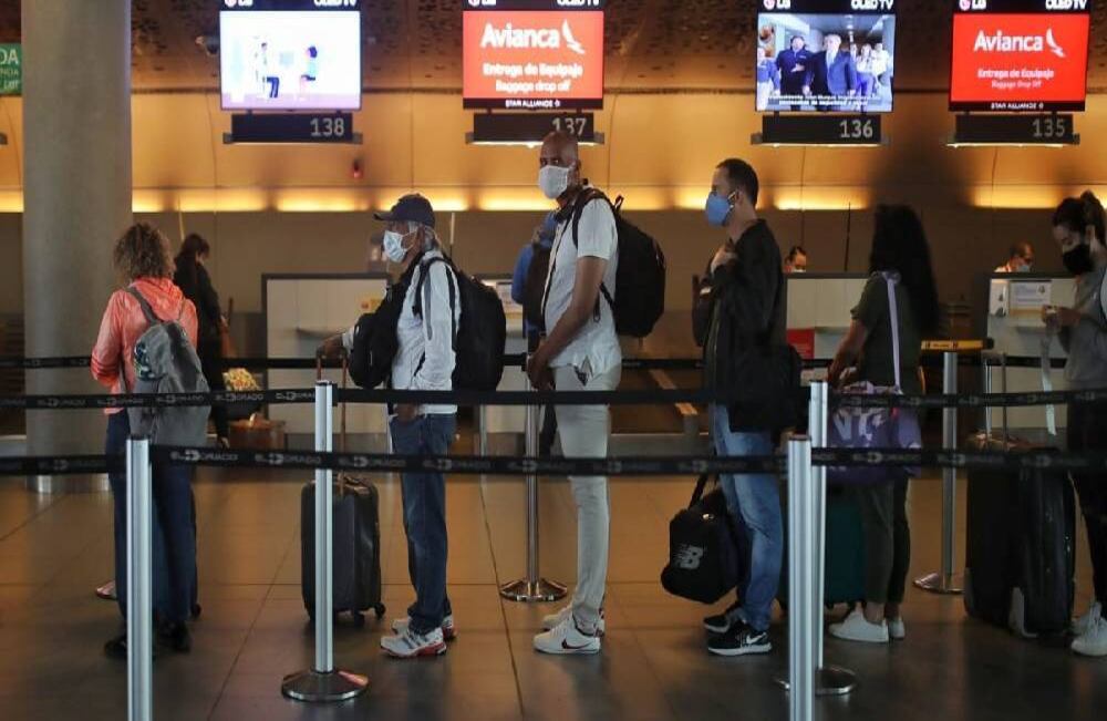 Turistas en aeropuerto El Dorado durante cuarentena