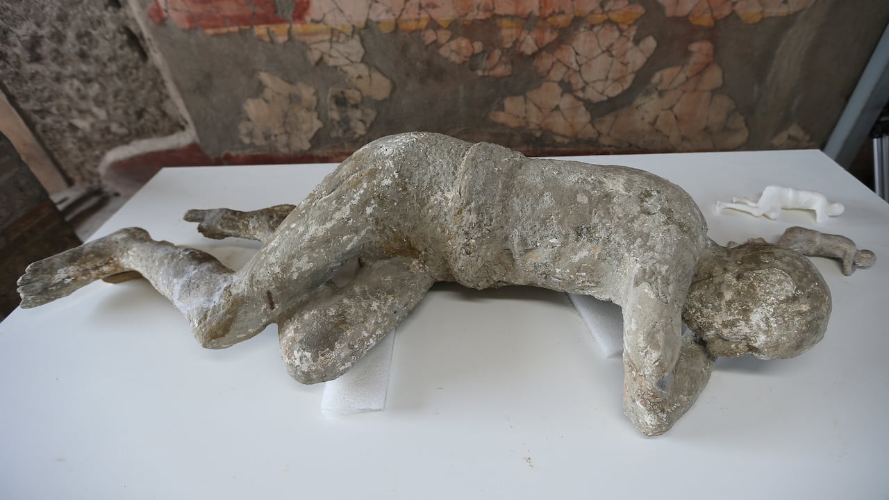 POMPEYA, ITALIA - 20/05/2015: Uno de los moldes de yeso en las excavaciones de Pompeya. Los moldes de los cuerpos carbonizados durante la erupción del Vesubio que destruyó Pompeya. (Foto de Marco Cantile/LightRocket vía Getty Images)