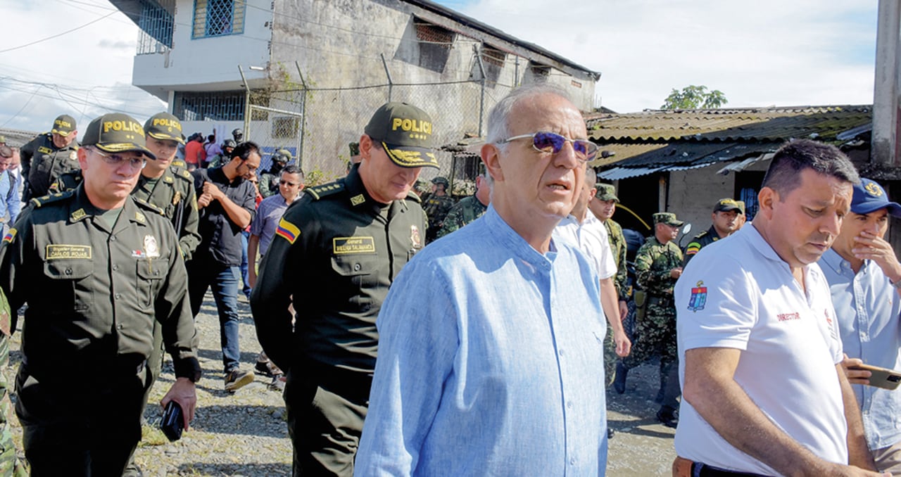  Una comisión del Gobierno nacional y la Procuraduría estuvo en Buenaventura analizando posibles salidas al conflicto generado por las bandas criminales de esa ciudad. 