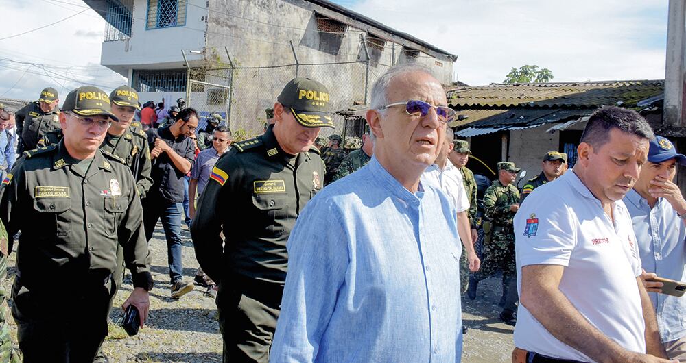  Una comisión del Gobierno nacional y la Procuraduría estuvo en Buenaventura analizando posibles salidas al conflicto generado por las bandas criminales de esa ciudad. 