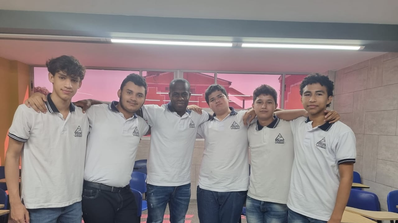Carmelo Valencia cursa octavo grado y sueña con ser administrador de empresas. Se retiró del fútbol y volvió al colegio.