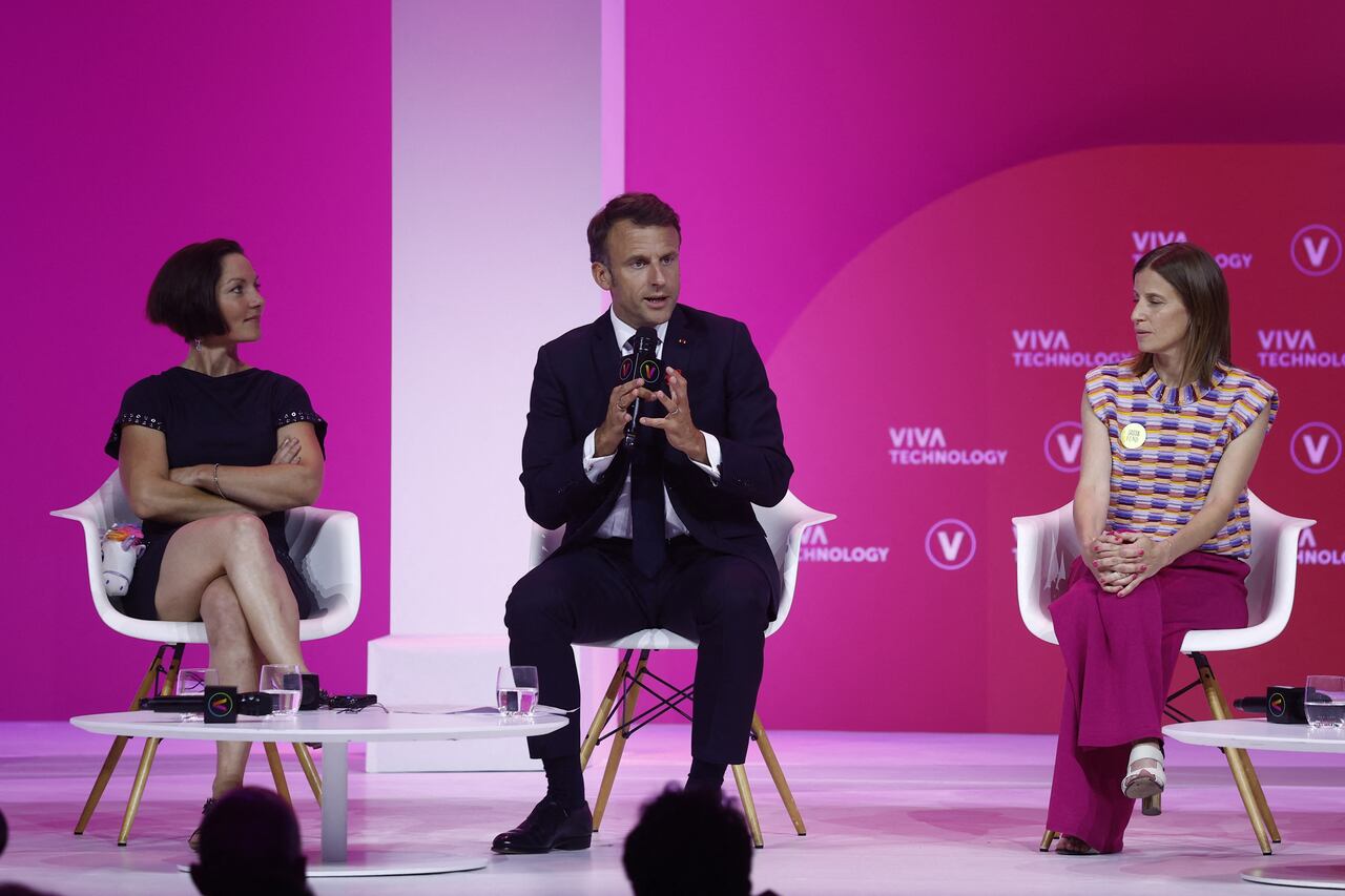 El presidente de Francia, Emmanuel Macron anunció este miércoles que su Gobierno destinará 500 millones de euros (un poco más de 2 billones de pesos colombianos aproximadamente) en financiación suplementaria para el desarrollo de inteligencia artificial en ese país. (Photo by Yoan VALAT / POOL / AF