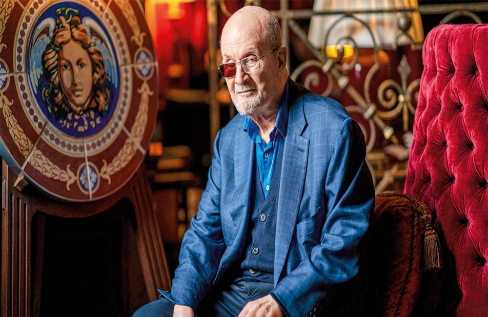 Rushdie sobrevivió, tras un ataque de cuchillo en 2022, décadas después de que en 1989 el entonces guía supremo iraní, el ayatolá Jomeini, lanzara una fetua ordenando su asesinato. Milagro que viva, milagro que venga a Cartagena.