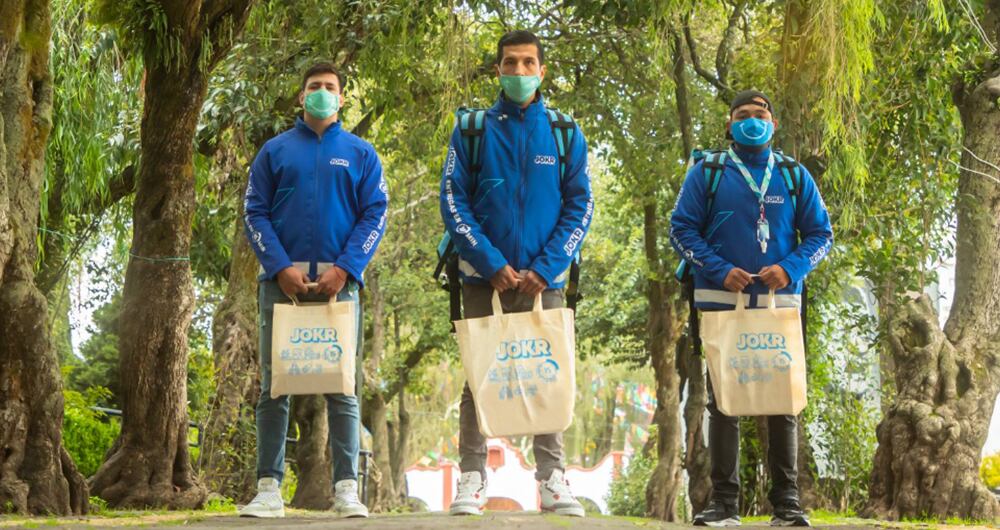 JOKR 105 contrató en Bogotá a 105 repartidores, 35 auxiliares de bodega y 30 coordinadores de turno. Además tiene un equipo administrativo que se encarga de toda la operación.